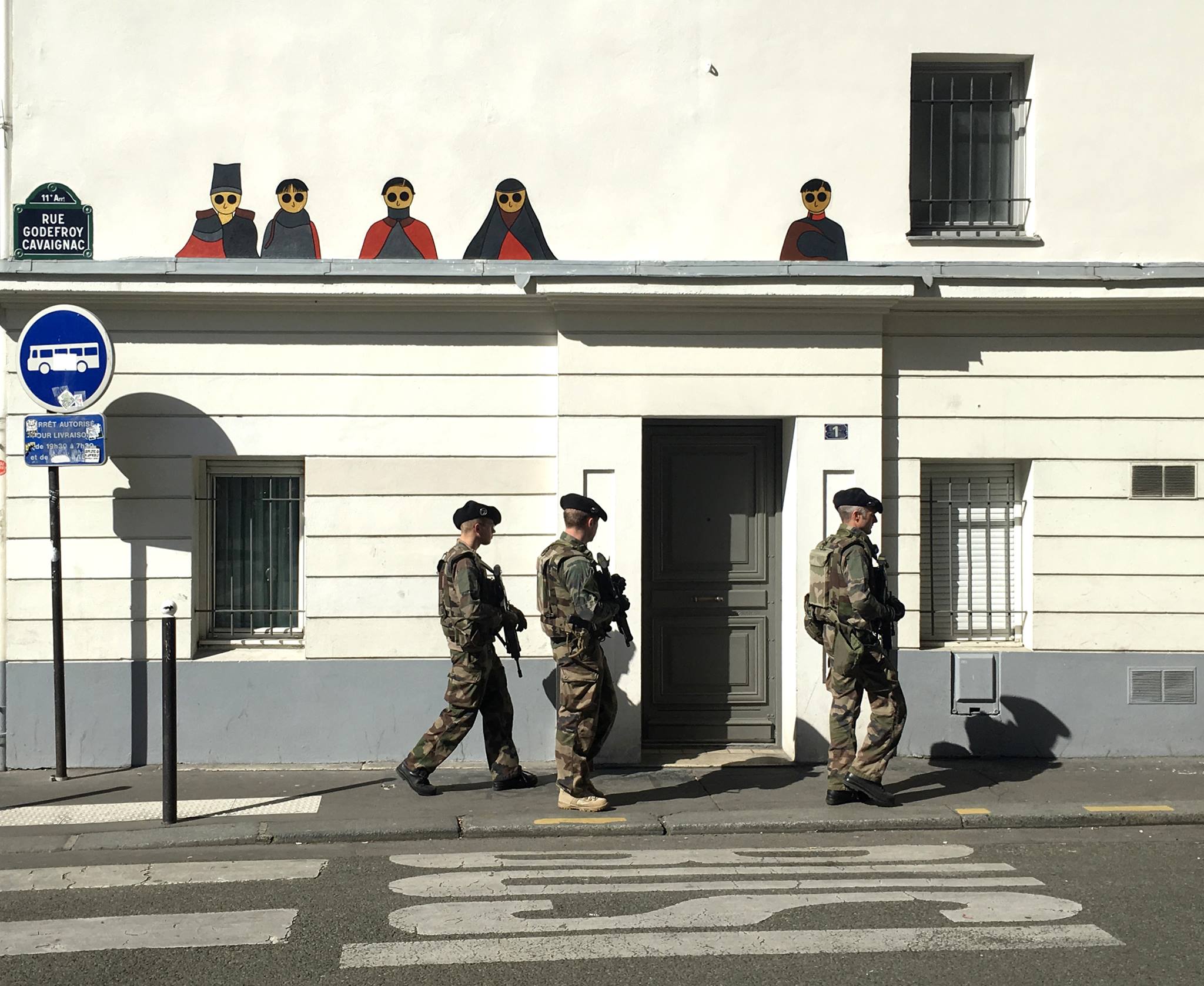 kamlaurene-street-art-paris-75011-personnages-yeux-noirs-militaires