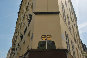 kamlaurene-street-art-paris-personnages-yeux-noirs-coeur-vert-coeur-noir