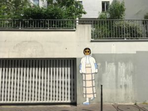 kamlaurene-street-art-paris-personnages-yeux-noirs-dame-rue